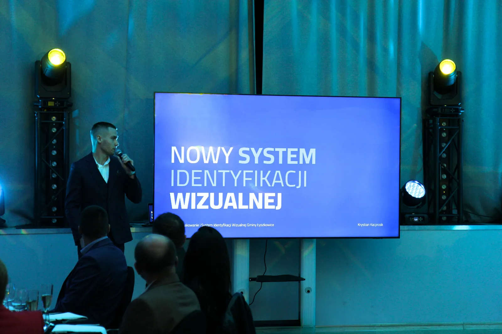 Krystian Kacprzak (Head of Design) omawia założenia Systemu Identyfikacji Wizualnej Gminy Łyszkowice