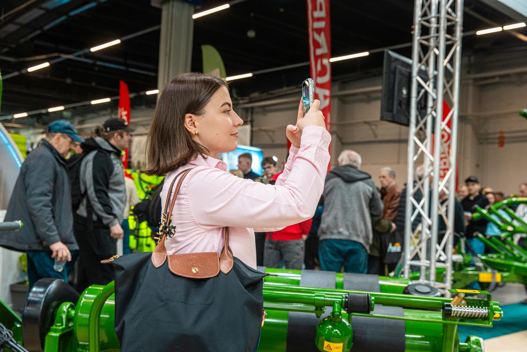 Targi Agrotech w Kielcach — odwiedzający przy stoisku.