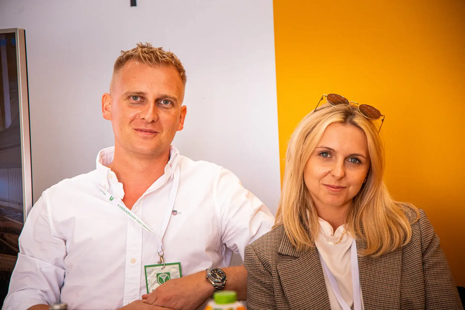 aw.je-Team auf einer Messe mit einem Kundenpartner.