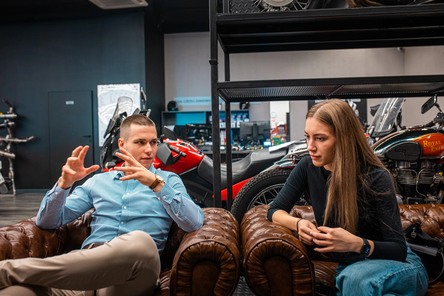 Spotkanie z klientem w showroomie motocyklowym.