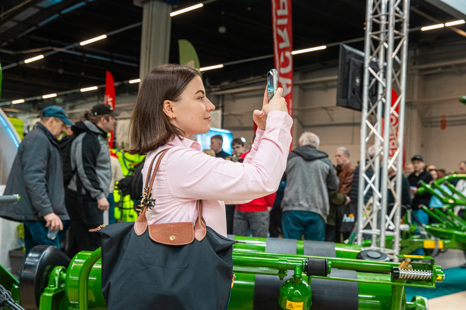 Okładka wpisu blogowego: Trendy w social media lato 2026: zaufanie wygrywa w B2B